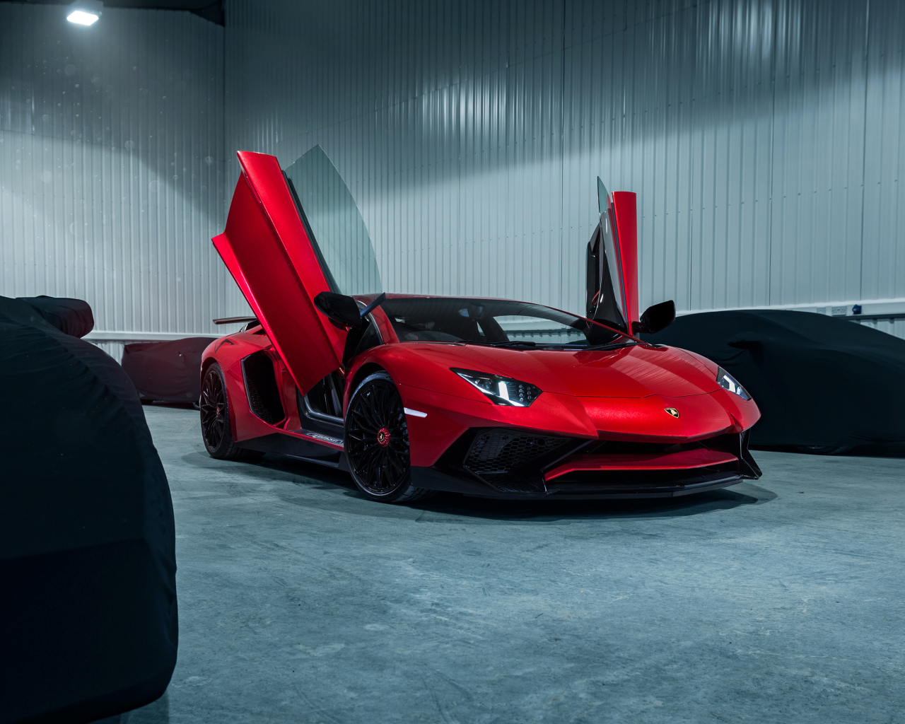 Красный автомобиль Lamborghini Aventador SV  с открытыми дверями