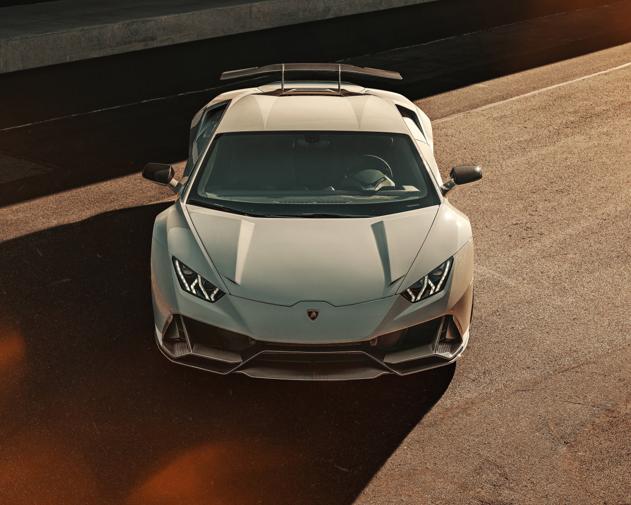 Серебристый автомобиль  Lamborghini Huracan EVO 2020 года вид сверху