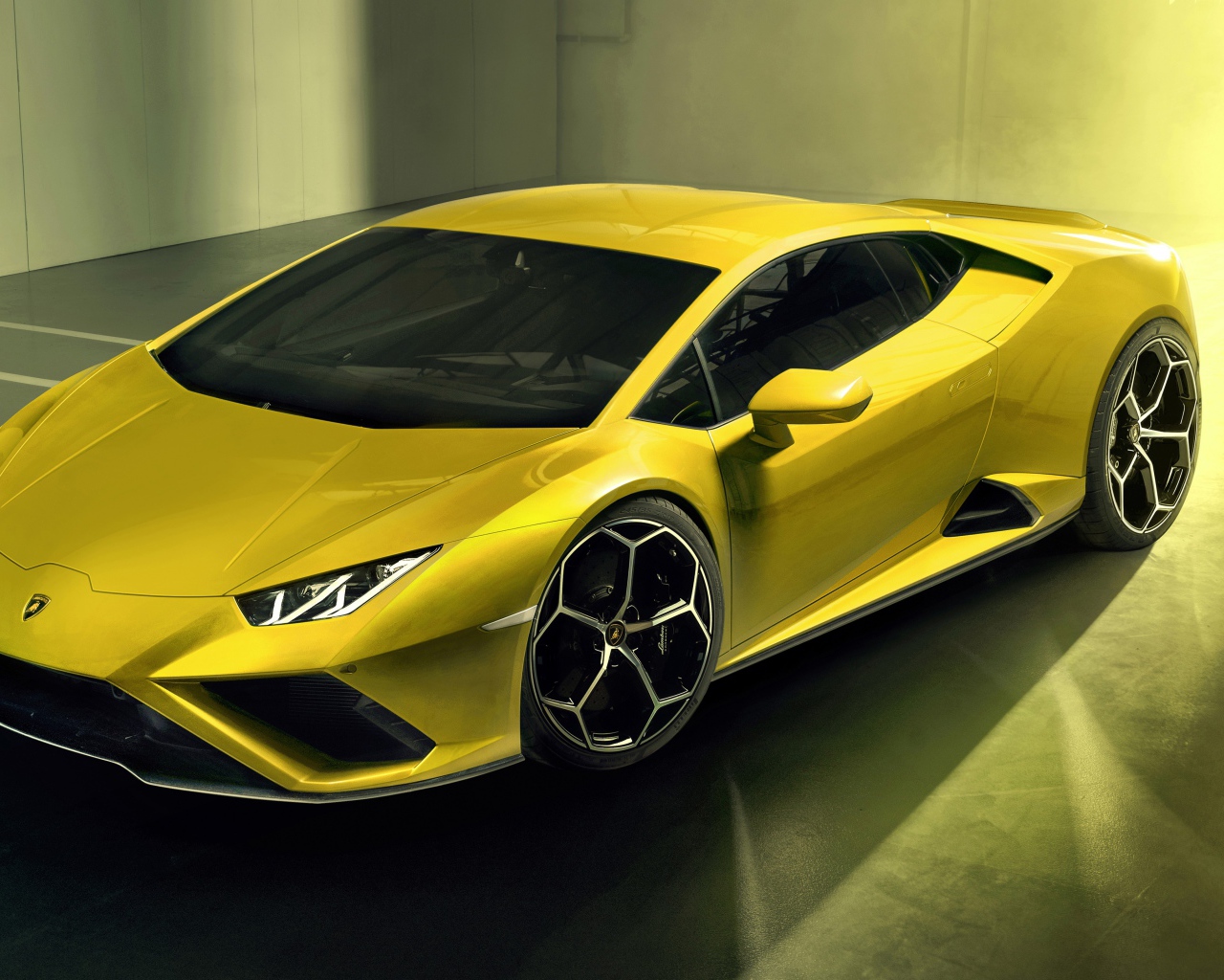Желтый автомобиль Lamborghini Huracan EVO RWD 2020 года в гараже 
