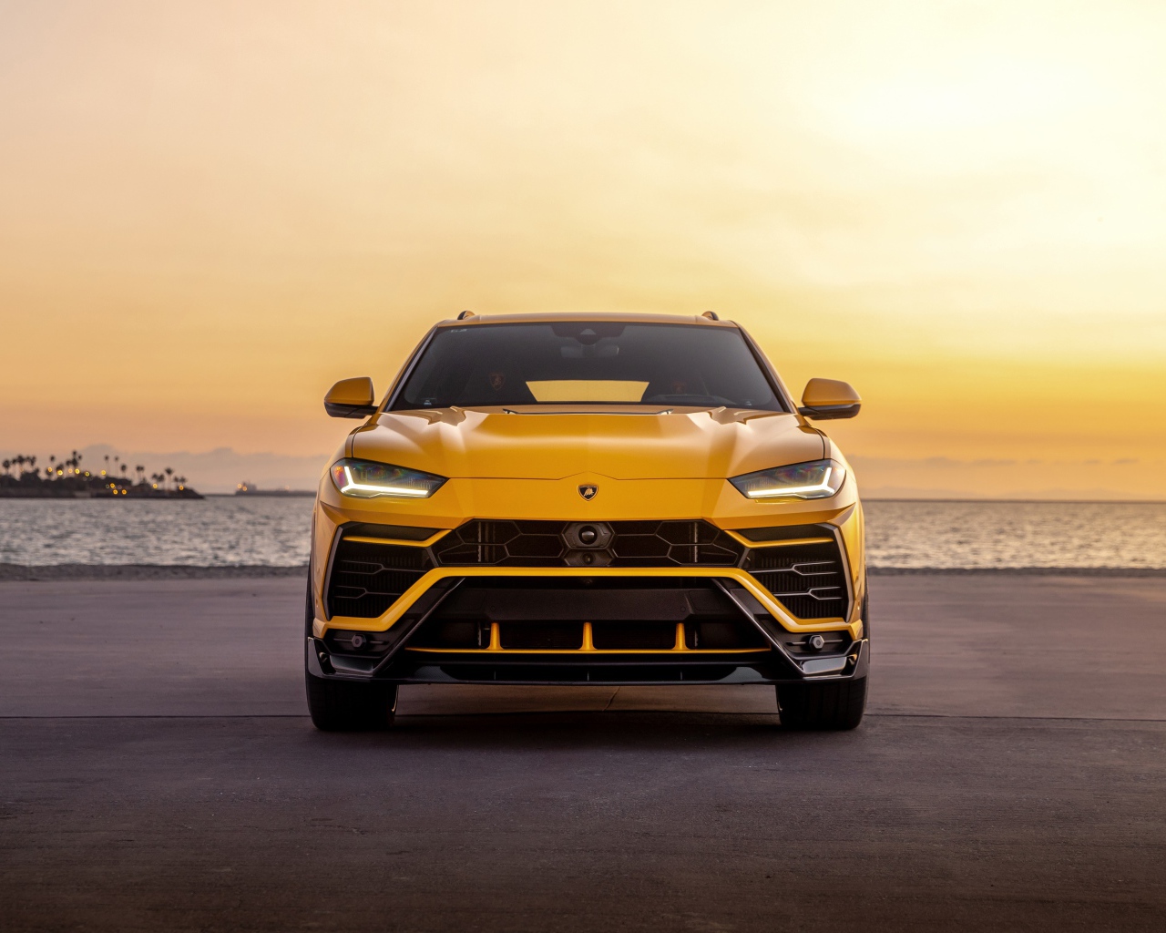 Желтый внедорожник  Lamborghini Urus у воды 