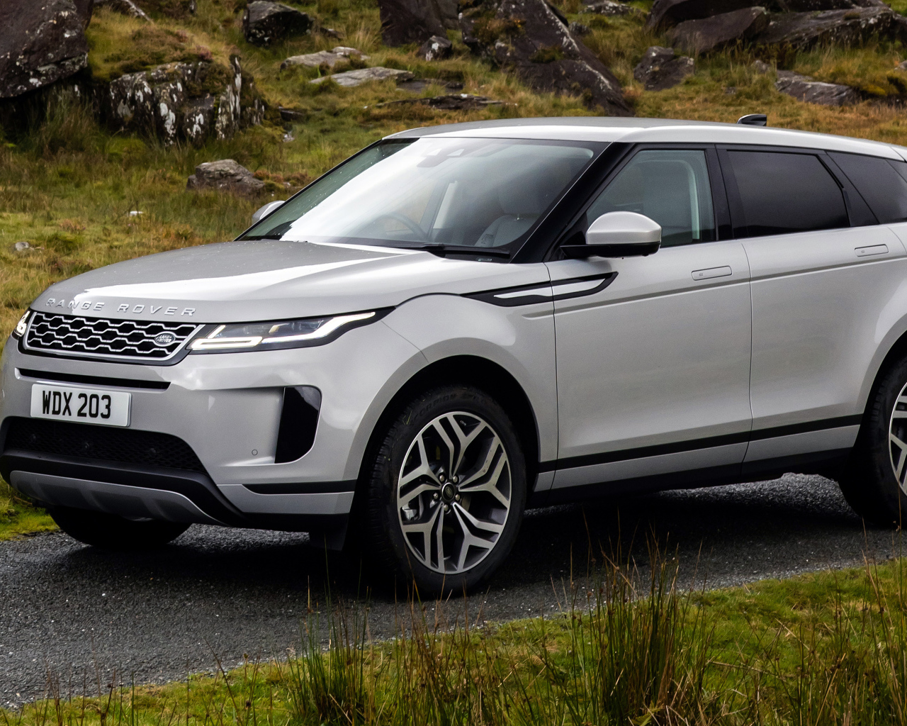 Внедорожник Range Rover Evoque P300e S 2020 года на дороге