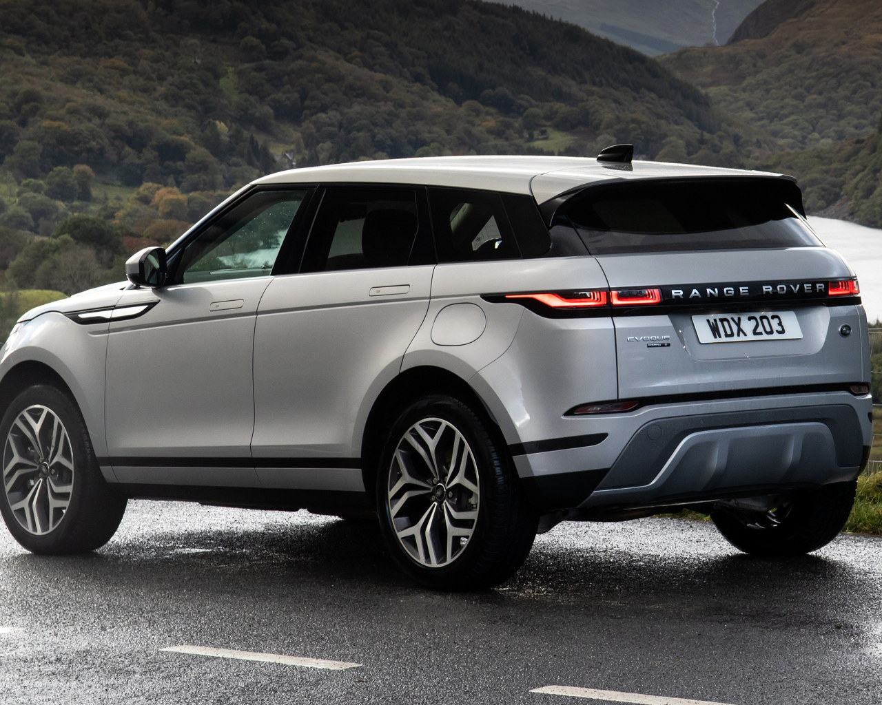 Серебристый автомобиль Range Rover Evoque P300e S 2020 года вид сзади
