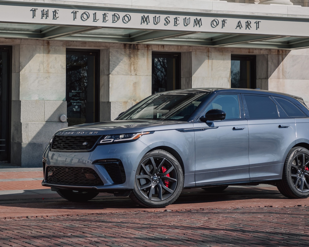 Внедорожник Range Rover Velar, 2020 года у здания музея 