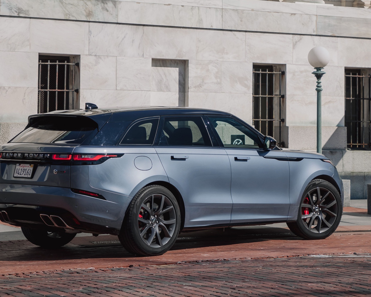 Серебристый автомобиль Range Rover Velar, 2020 года 
