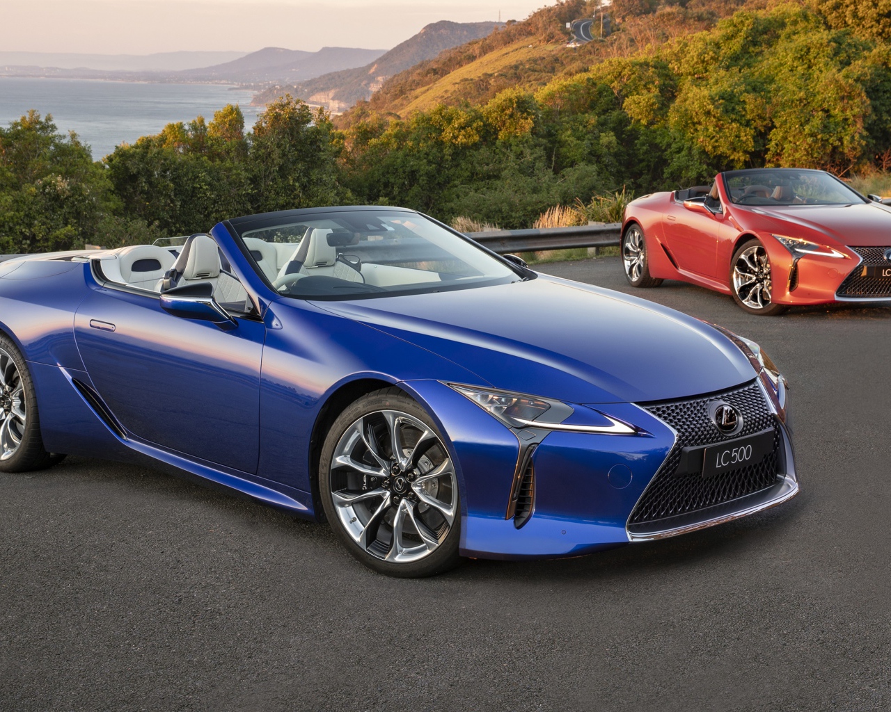 Синий автомобиль Lexus LC 500 Convertible 2020 года 