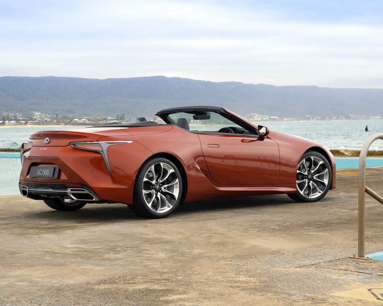 Красный кабриолет Lexus LC 500 Convertible 2020 года у воды 