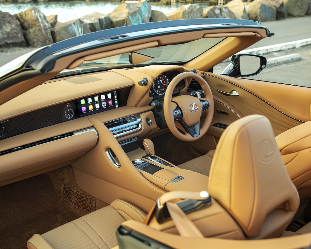 Кожаный салон автомобиля Lexus LC 500 Convertible 2020 года 