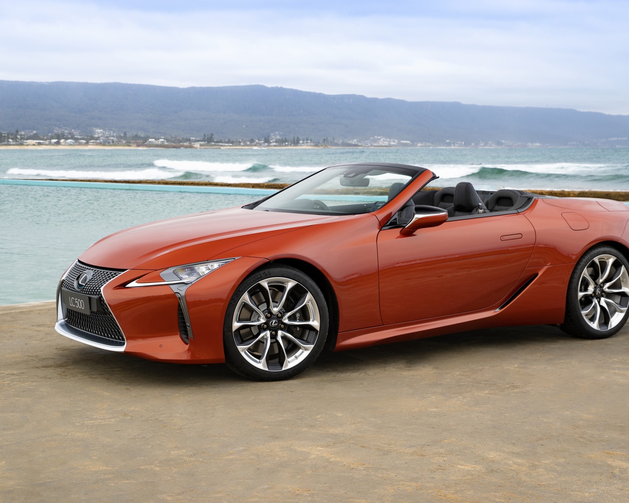 Красный кабриолет Lexus LC 500,  2020 года у воды 