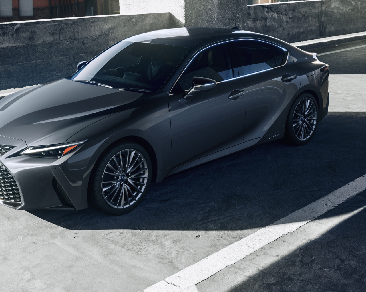 Автомобиль Lexus IS 300h 2021 года на дороге