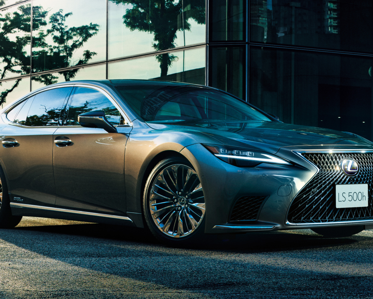 Автомобиль Lexus LS 500h 2021 года у здания