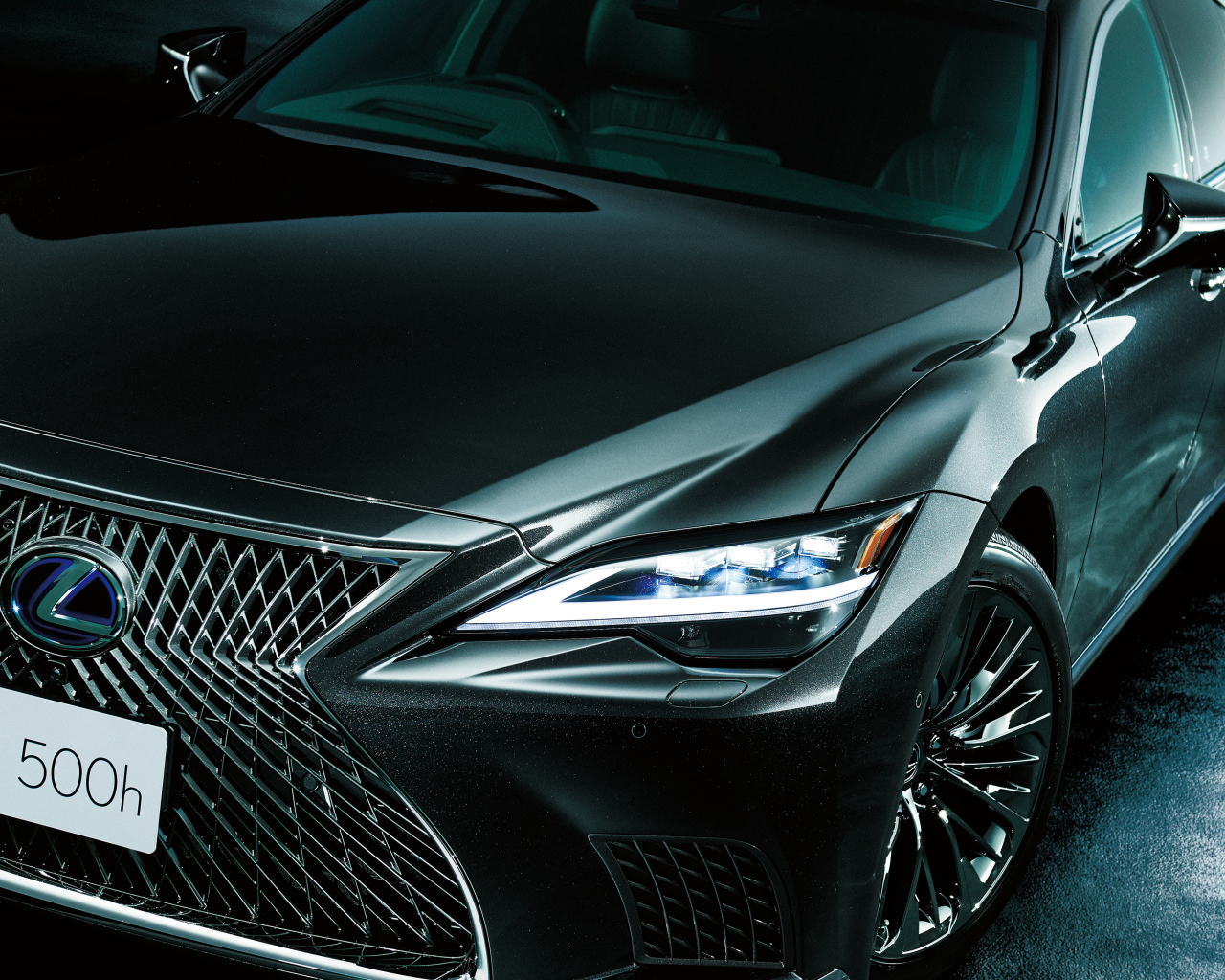 Автомобиль Lexus LS 500h 2021 года крупным планом