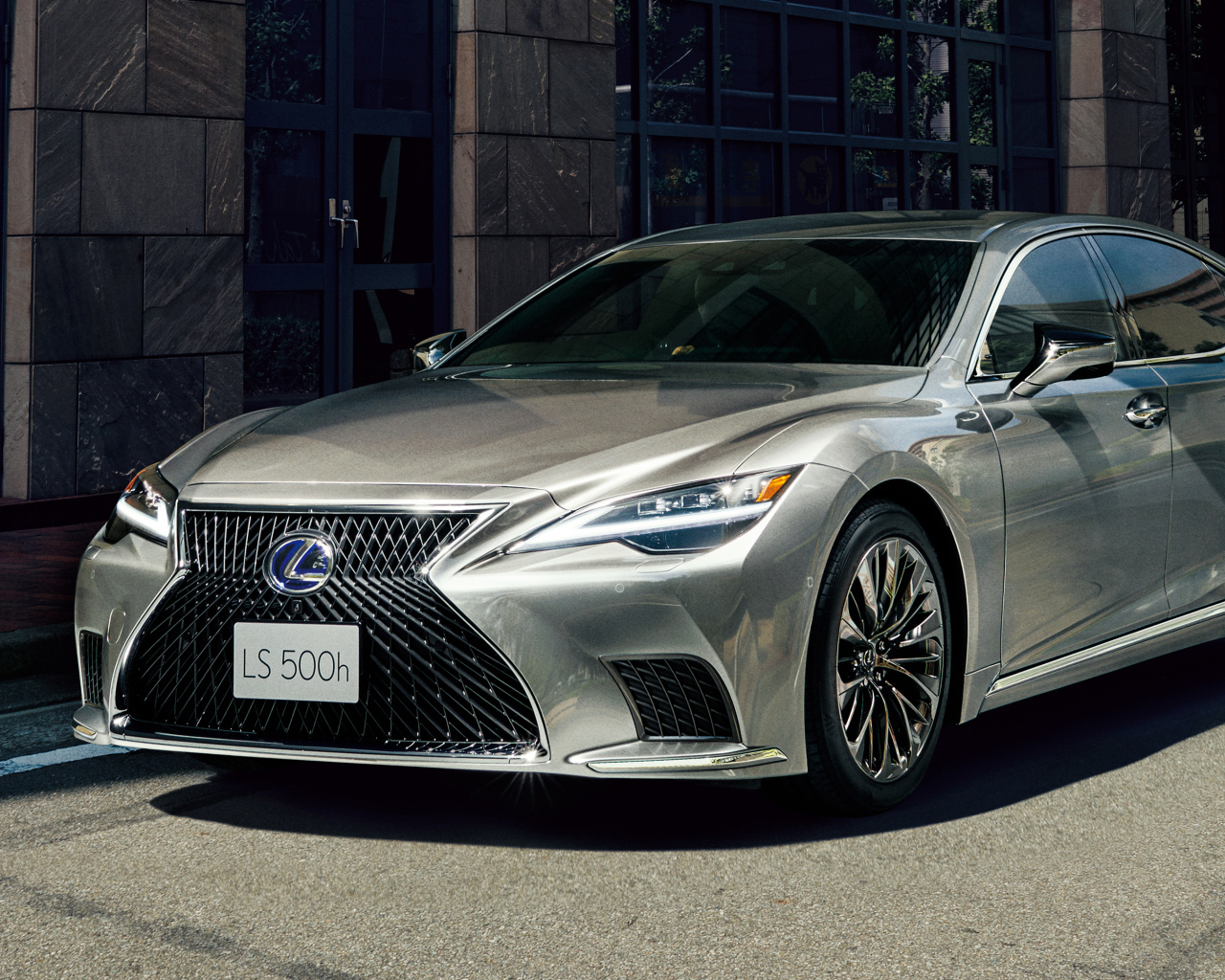 Серебристый автомобиль Lexus LS 500h 2021 года в городе