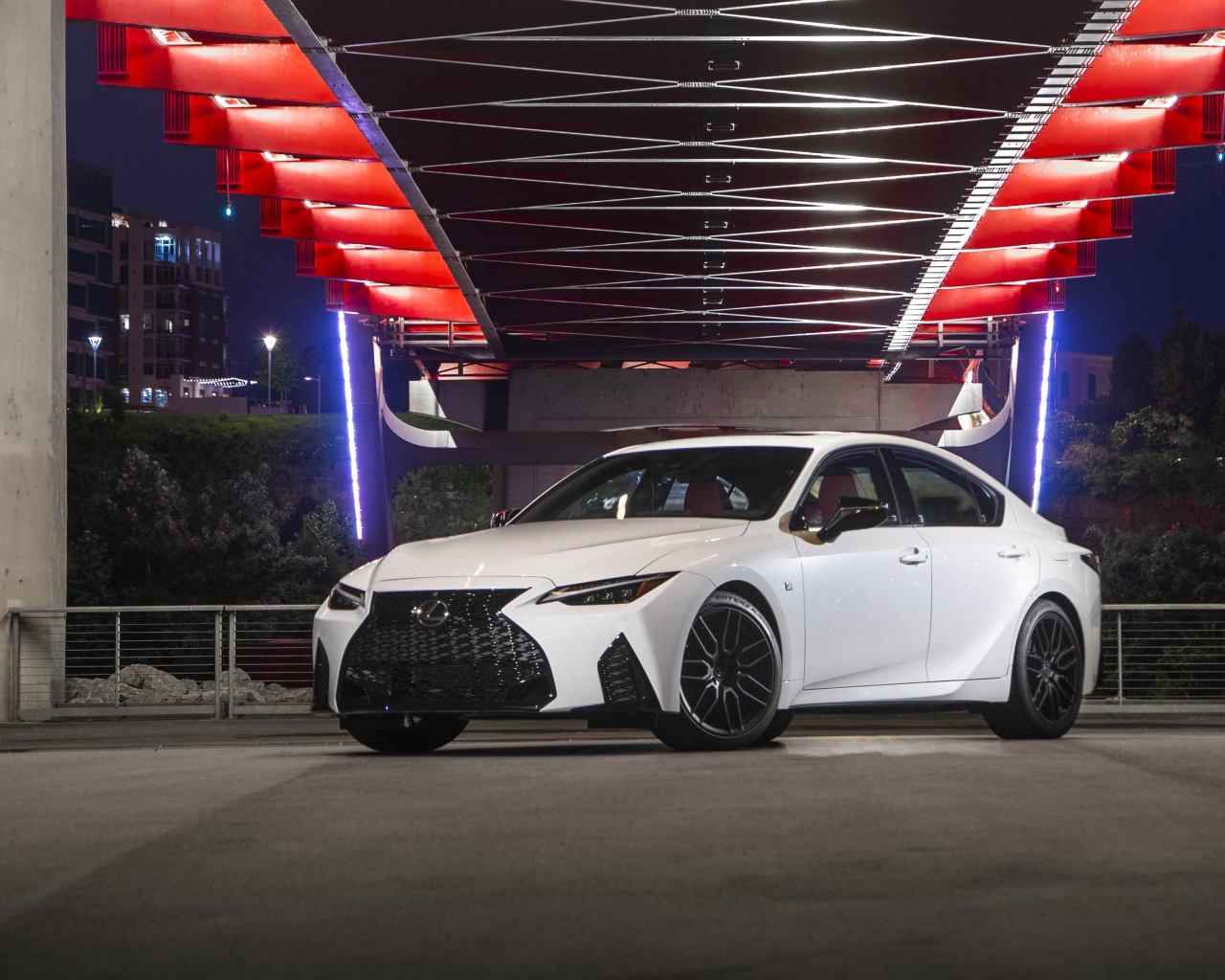 Белый автомобиль  Lexus IS 350 F SPORT, 2021 года под мостом