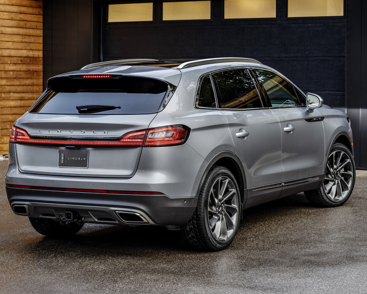 Внедорожник Lincoln Nautilus 2021 года вид сзади