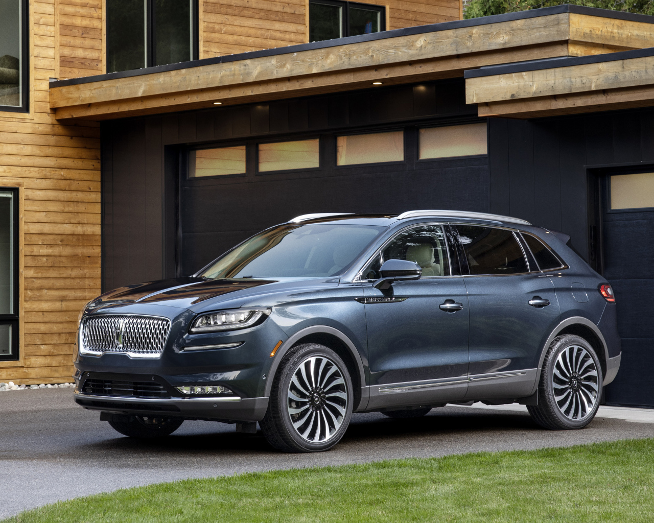 Автомобиль  Lincoln Nautilus 2021 года у гаража