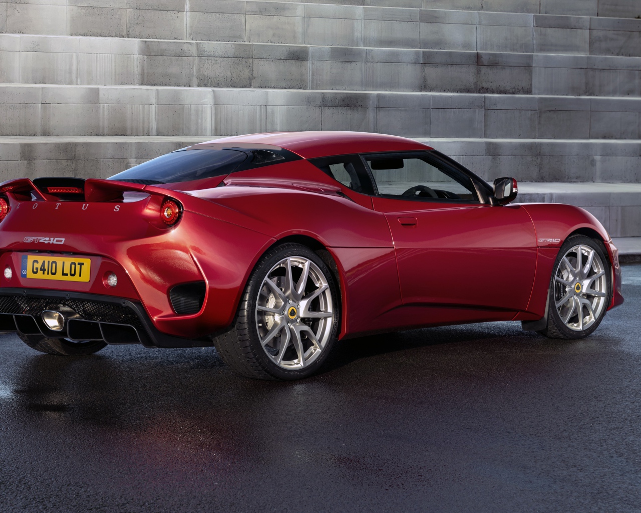 Красный автомобиль Lotus Evora GT410 2020 года вид сзади