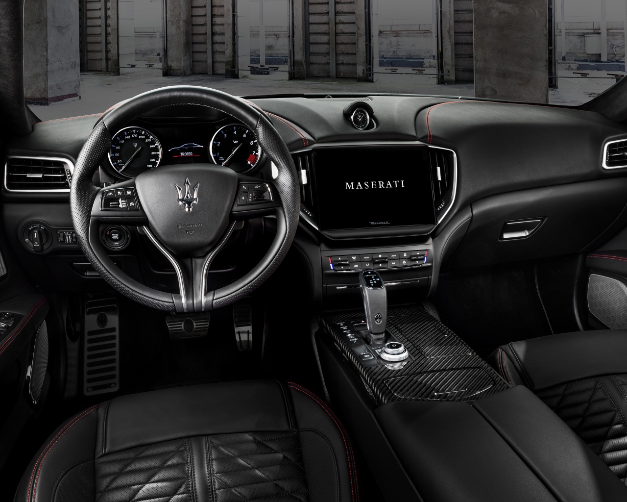 Черный кожаный салон Maserati Ghibli Trofeo 2020 года 