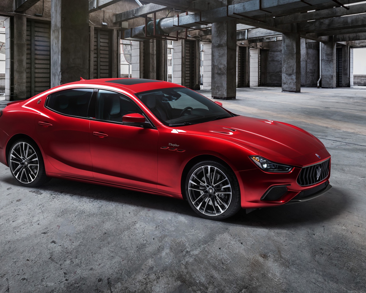 Красный автомобиль Maserati Ghibli Trofeo 2020 года на парковке 