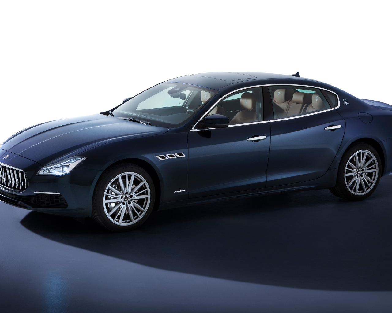 Синий автомобиль Maserati Quattroporte S Q4 GranLusso 2021 года