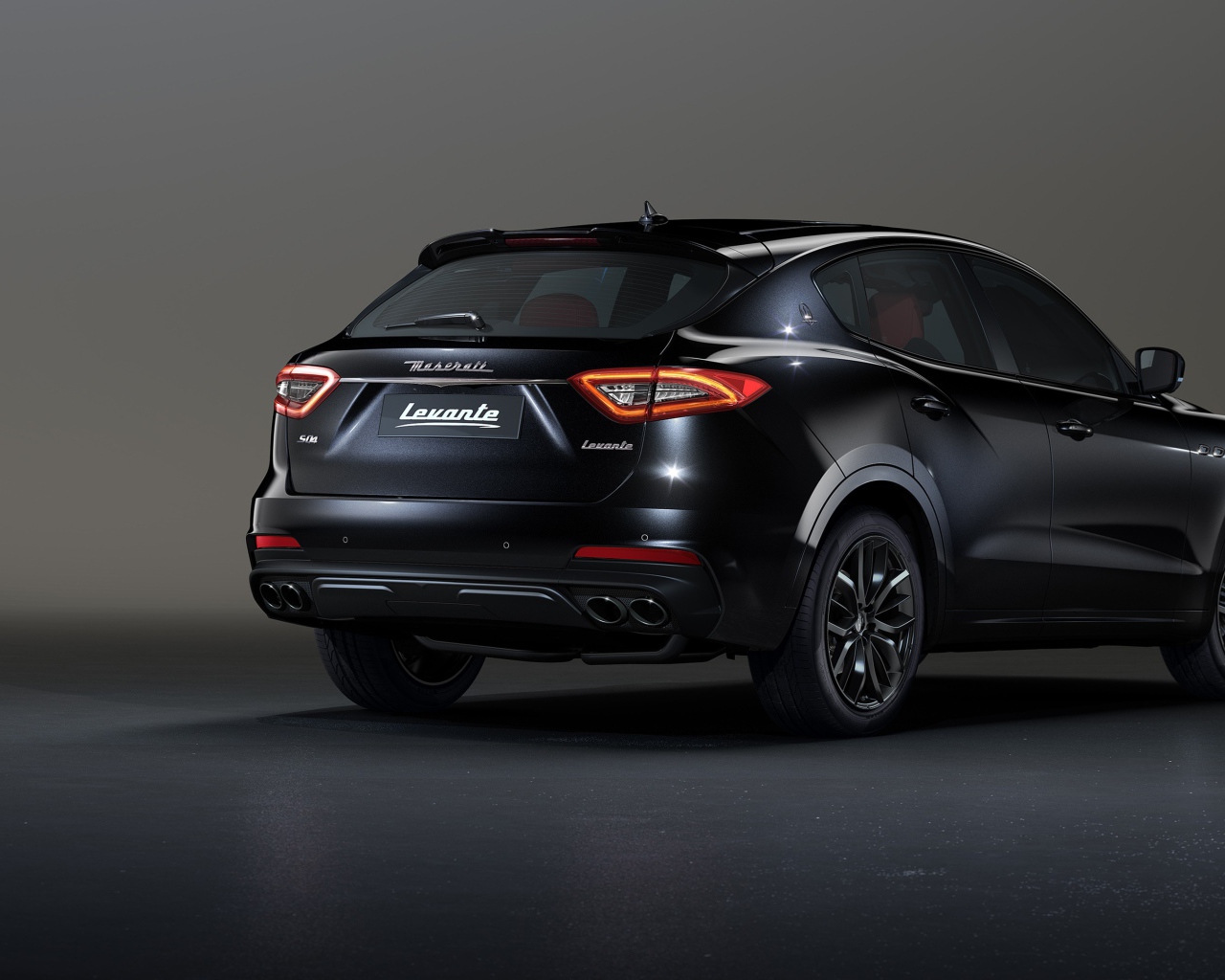 Черный  Maserati Levante S Q4, 2020 года вид сзади