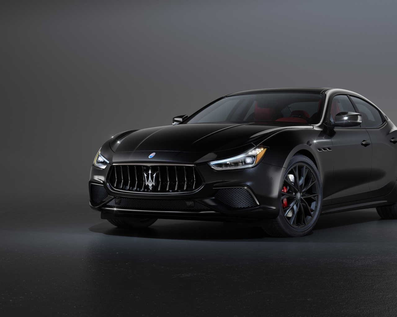 Черный автомобиль Maserati Ghibli S Q4, 2020 года на сером фоне