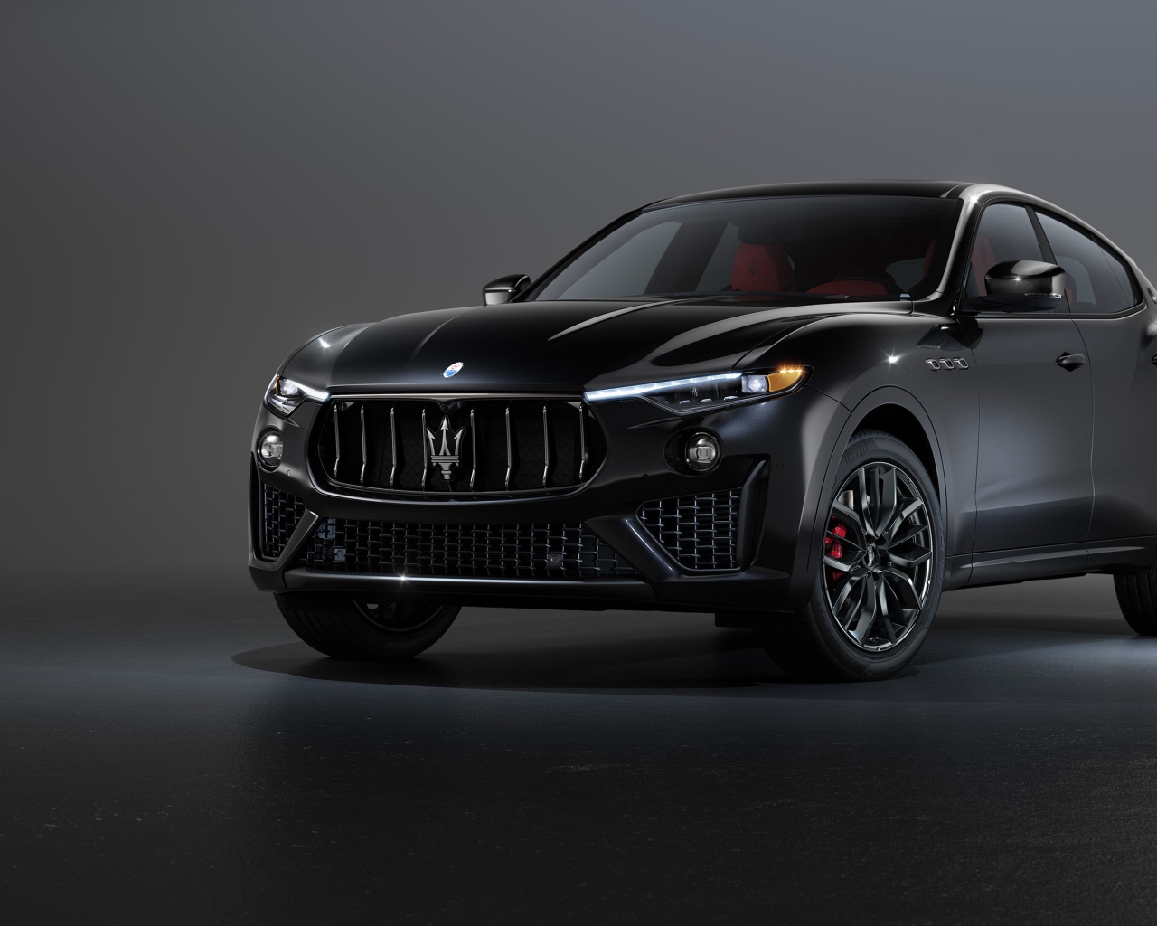 Черный автомобиль  Maserati Levante S Q4, 2020 года на сером фоне