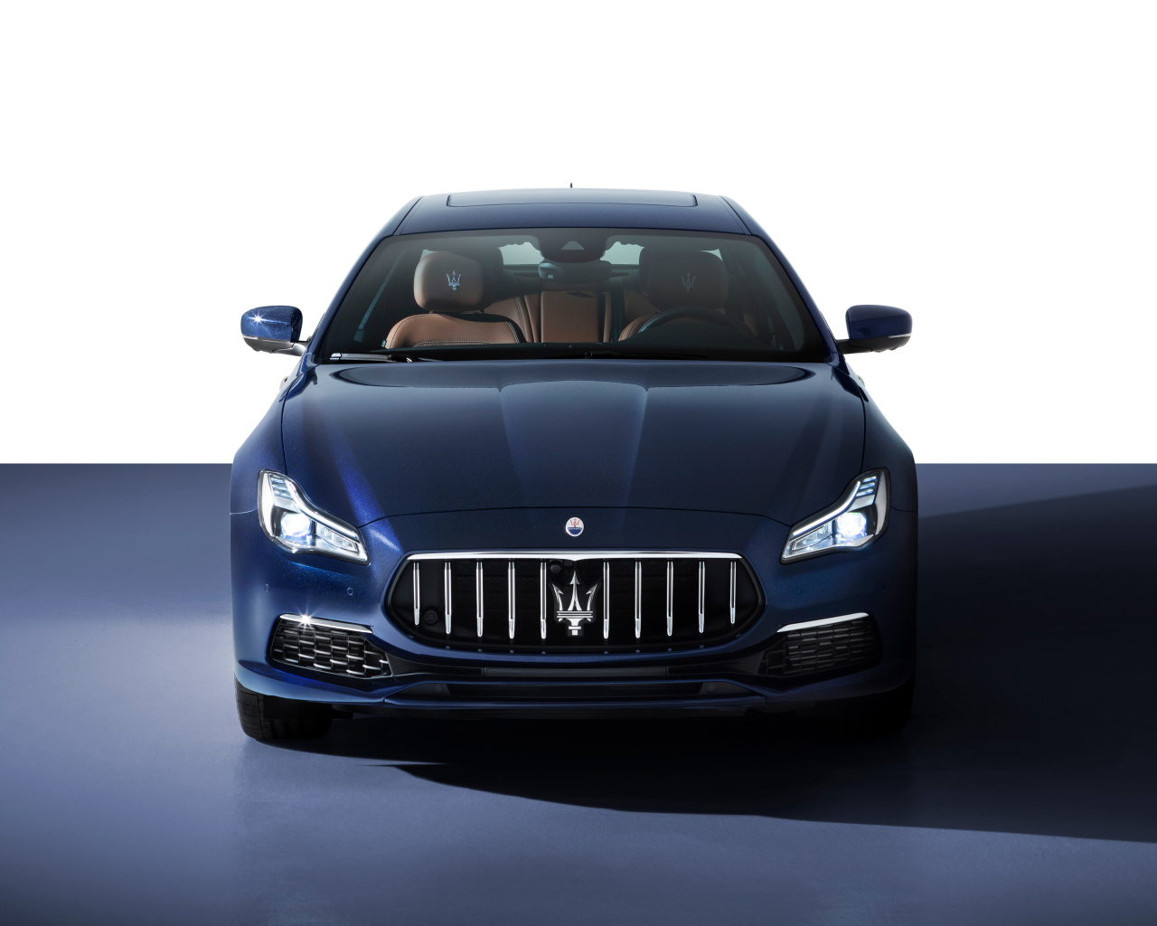 Синий автомобиль Maserati Quattroporte S Q4 GranLusso 2021 года на белом фоне