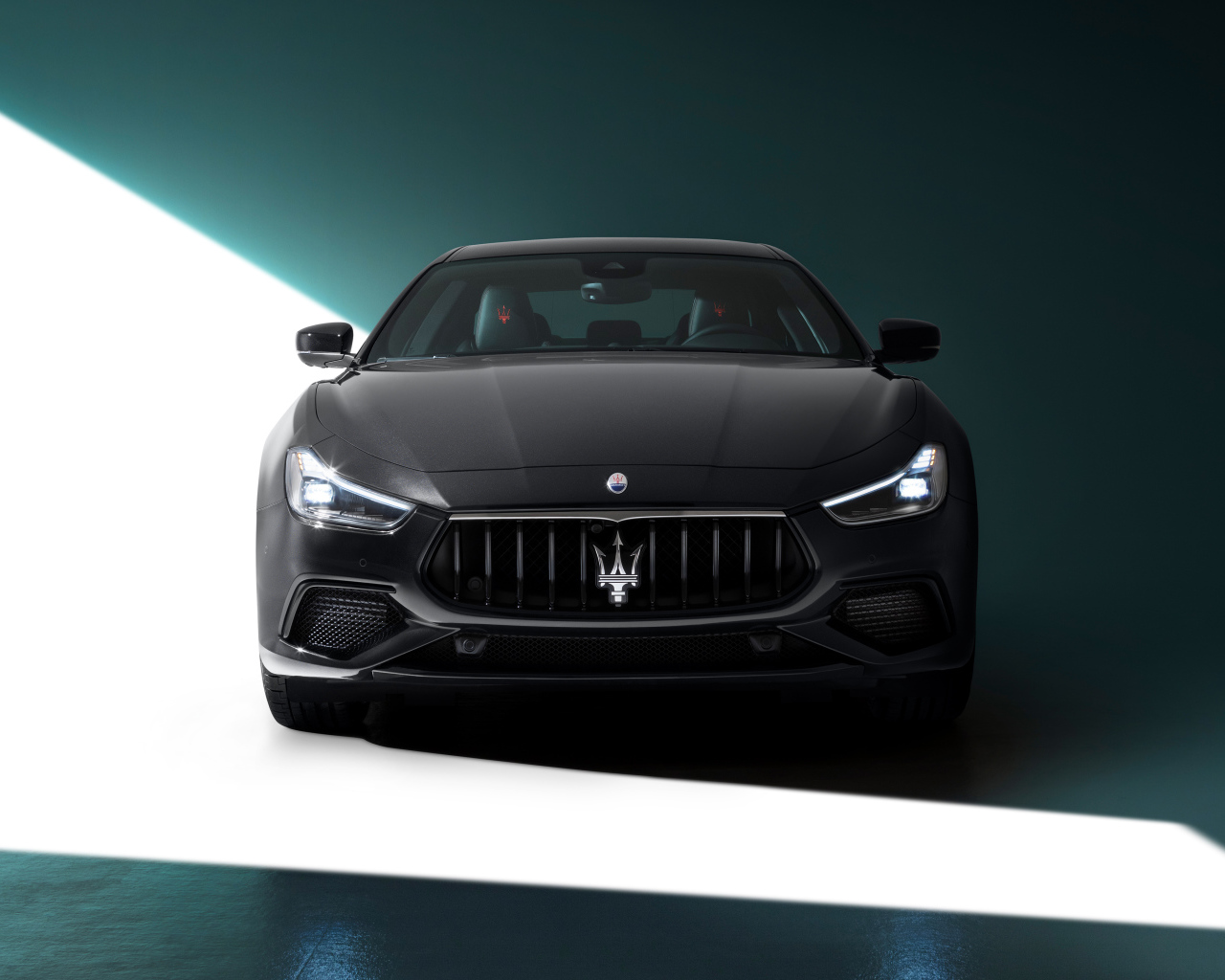 Дорогой автомобиль Maserati Ghibli S Q4 GranSport Nerissimo Pack 2021 года