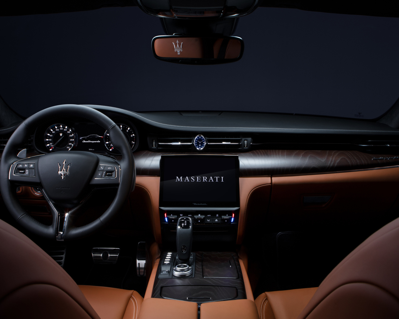 Дорогой кожаный салон автомобиля Maserati Quattroporte S Q4 GranLusso 2021 года