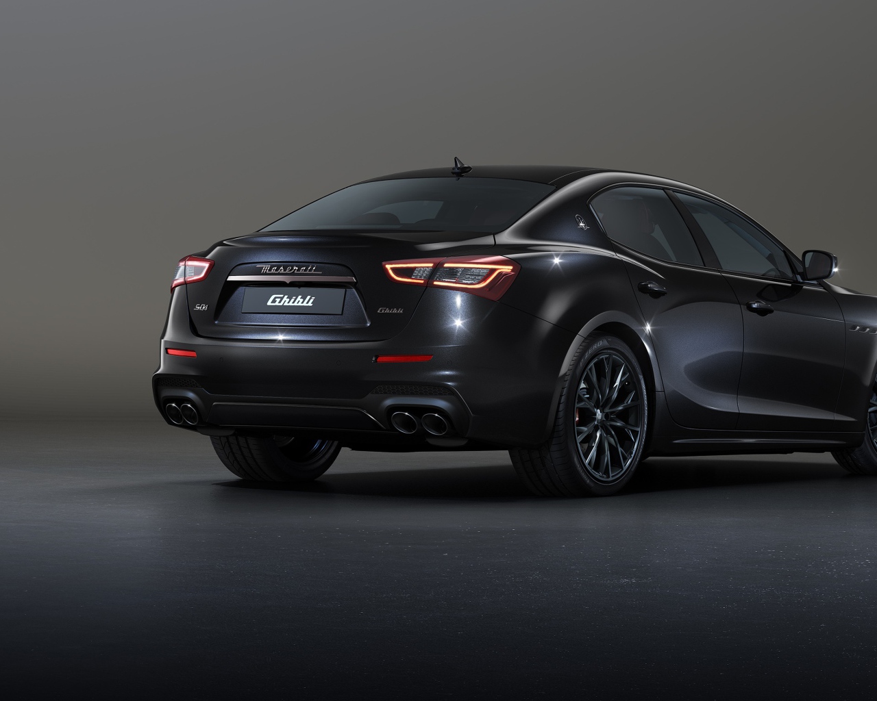 Автомобиль  Maserati Ghibli S Q4 GranSport Edizione Ribelle, 2020 года вид сзади