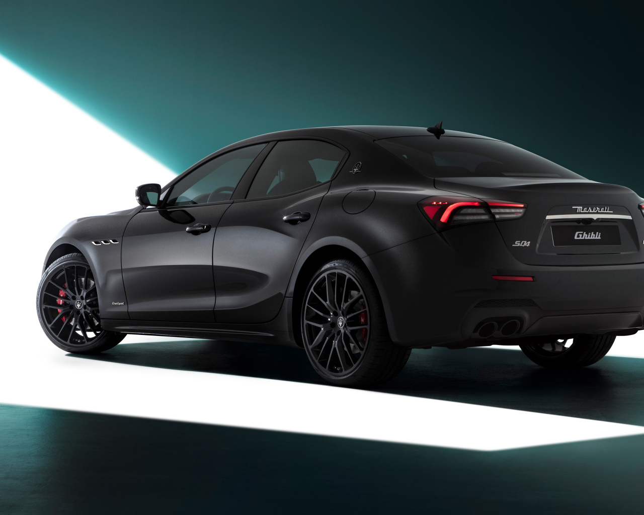 Автомобиль Maserati Ghibli S Q4, 2021 года вид сзади