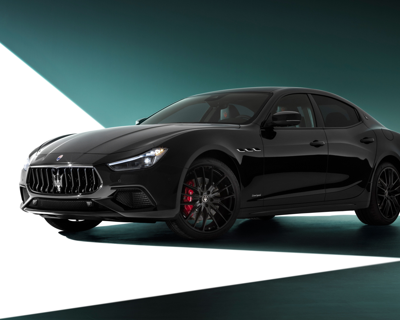 Стильный дорогой автомобиль Maserati Ghibli S Q4 GranSport Nerissimo Pack 2021 года