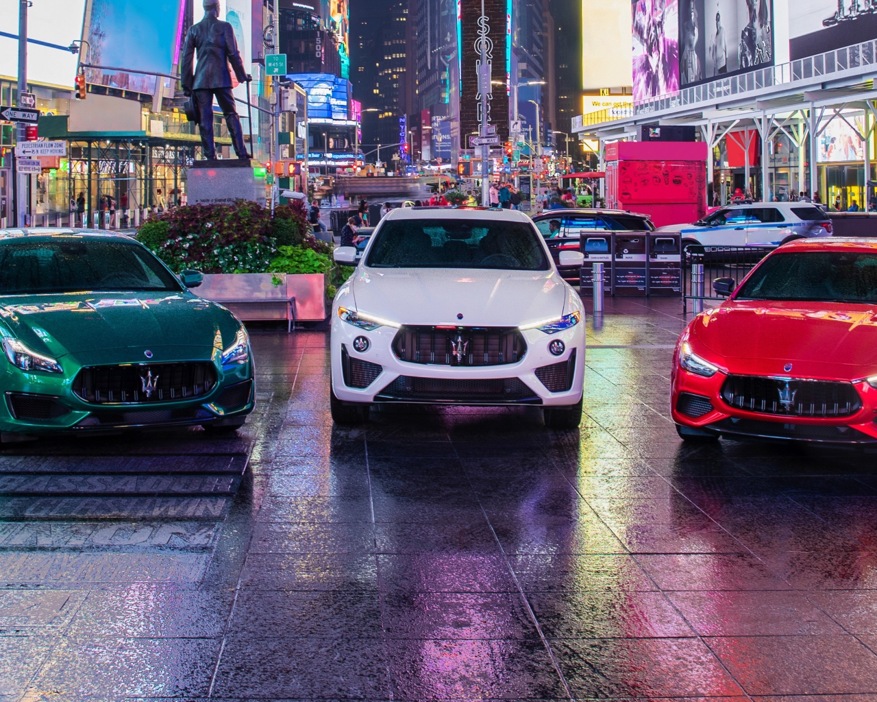 Три автомобиля  Maserati MC20, 2021 года в городе