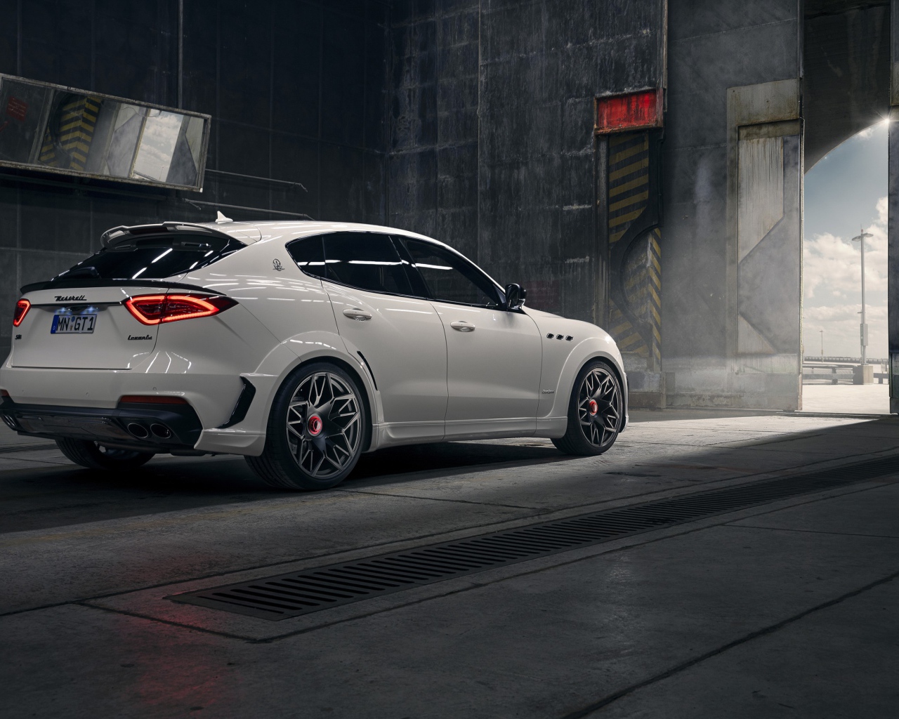 Белый автомобиль  Maserati Levante S Q4 GranSport Esteso V2 2020 года в ангаре 