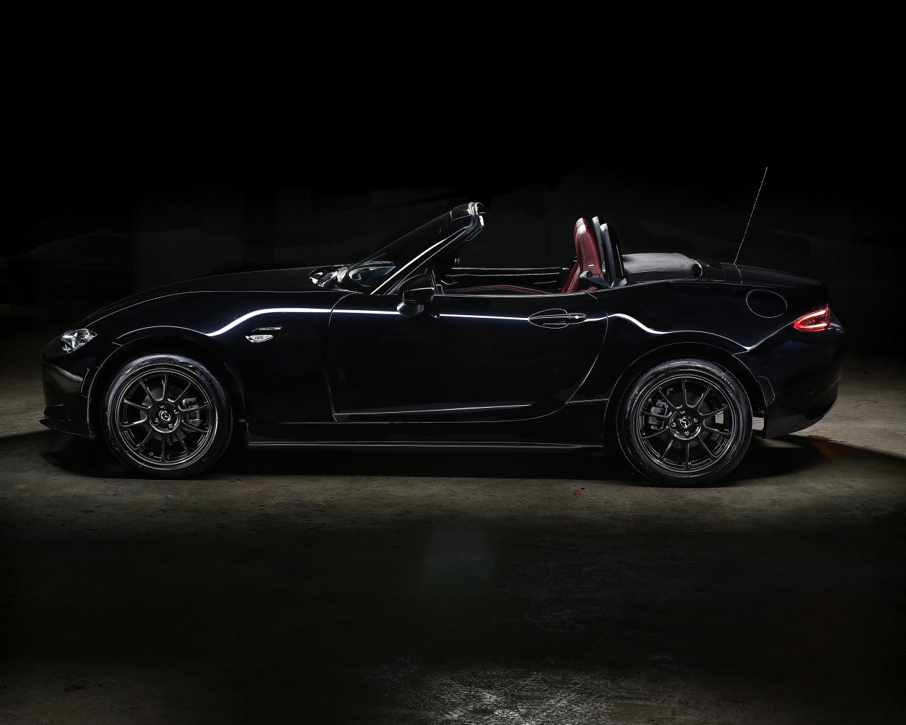 Черный автомобиль Mazda MX-5 Eunos Edition 2020 года 