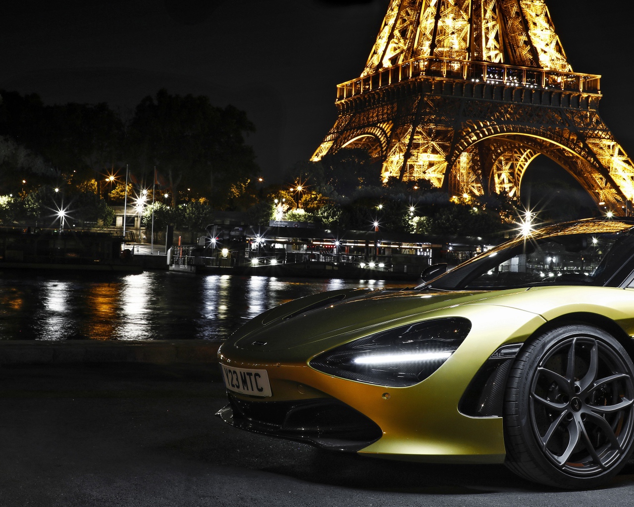 Автомобиль McLaren 720S Spider, 2019 года у Эйфелевой башни 