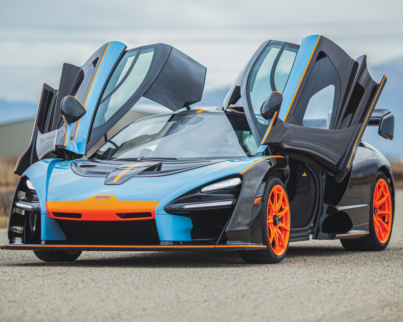 Спортивный автомобиль McLaren MSO Senna Gulf Oil Theme 2019 года с открытыми дверями