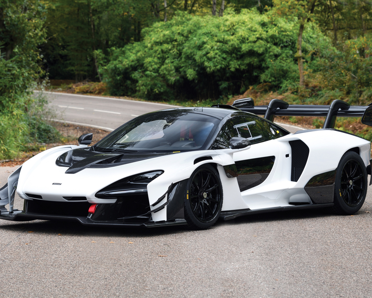 Белый спортивный автомобиль McLaren Senna GTR 2019 года на дороге