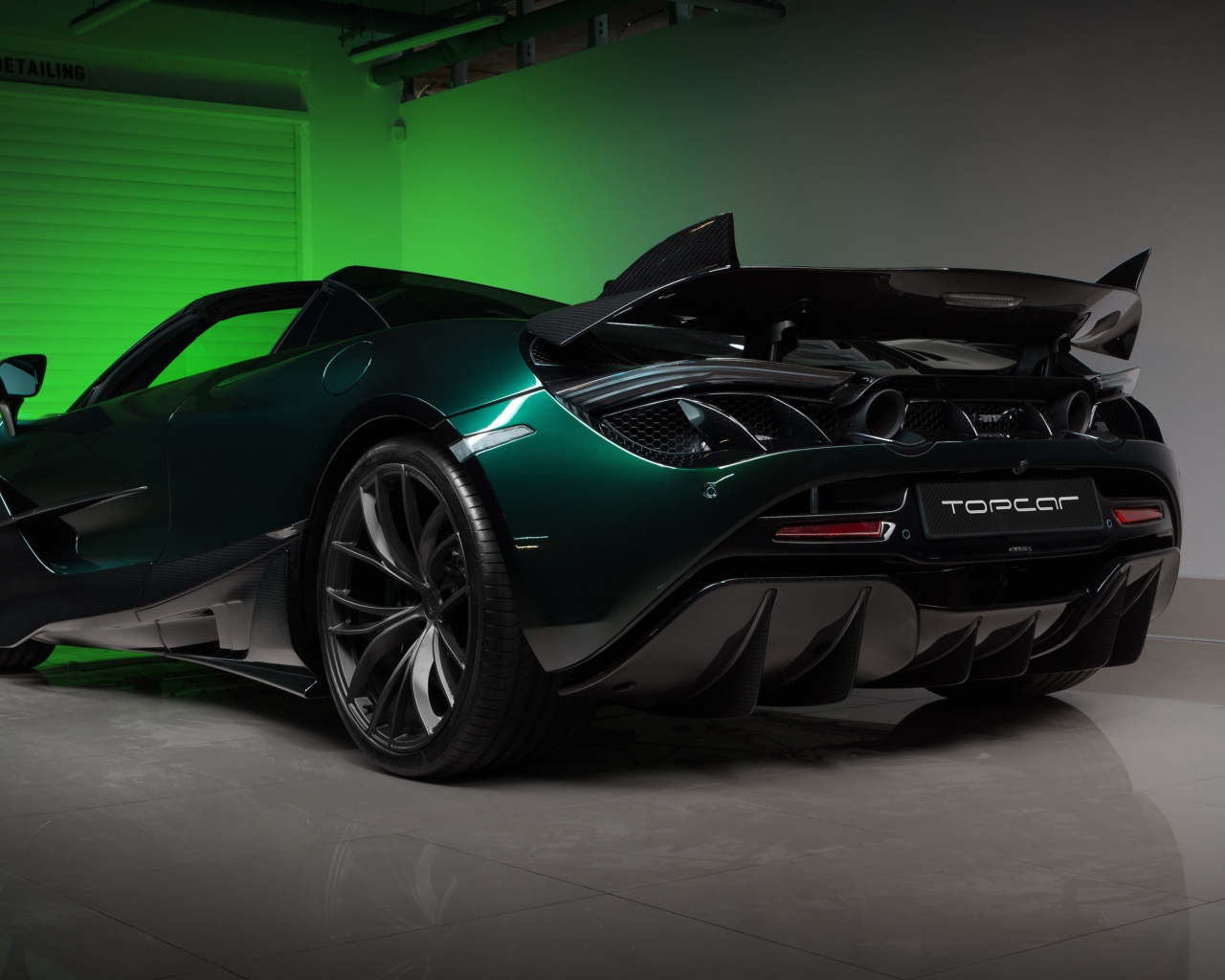 Быстрый кабриолет McLaren 720S Spider Fury 2020 года в гараже