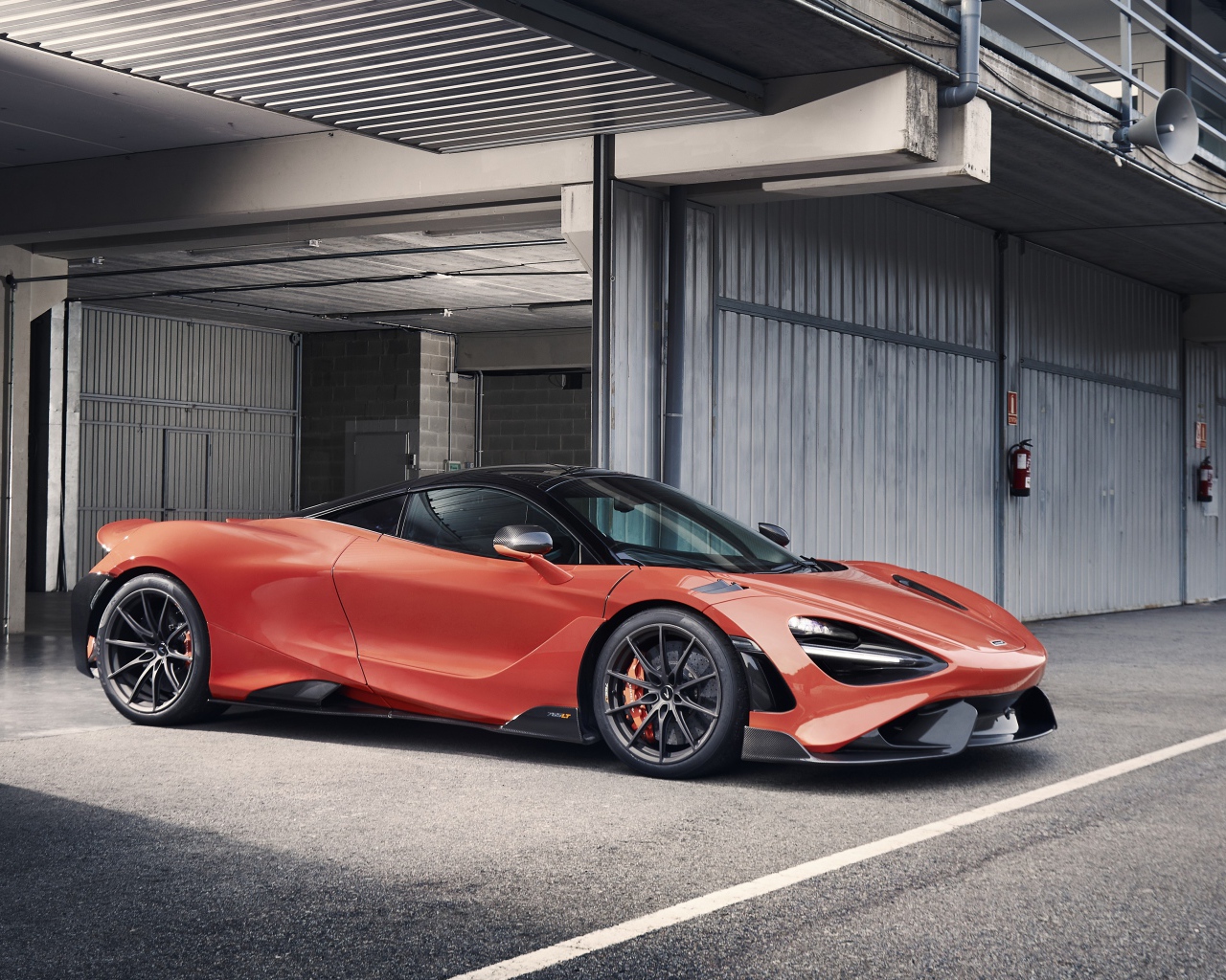 Автомобиль McLaren 765LT 2020 года выезжает из гаража 