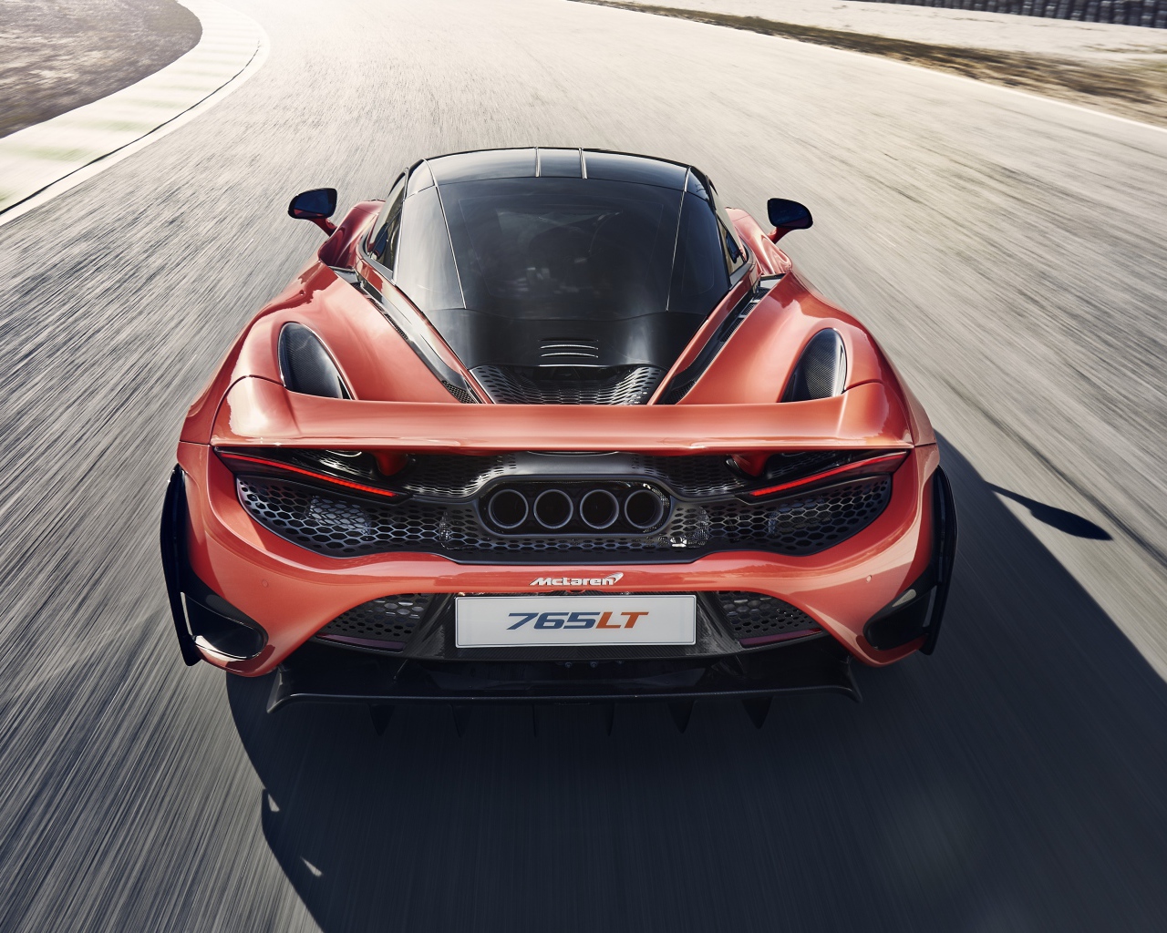 Автомобиль McLaren 765LT 2020 года вид сзади