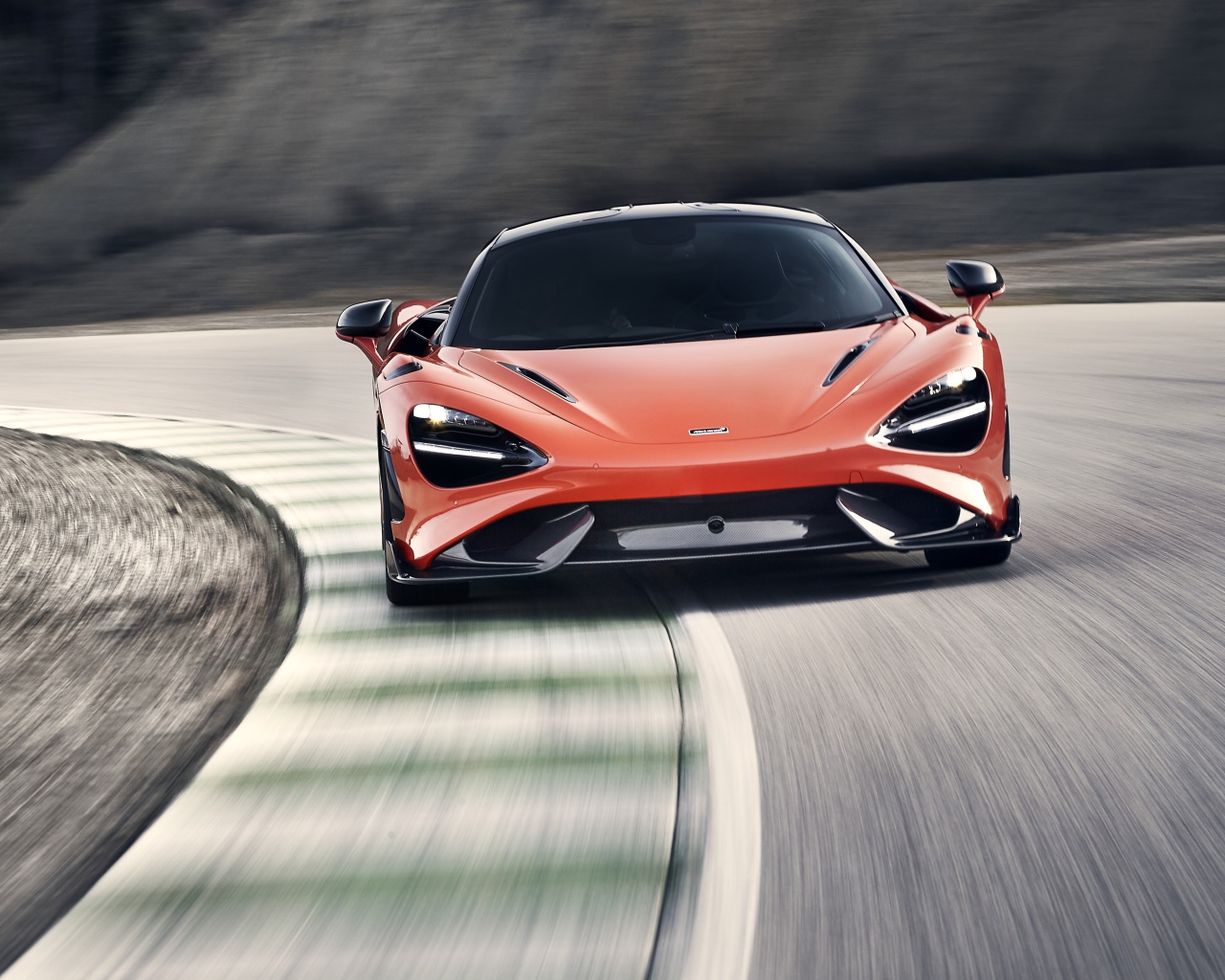 Спортивный автомобиль McLaren 765LT 2020 года на трассе 
