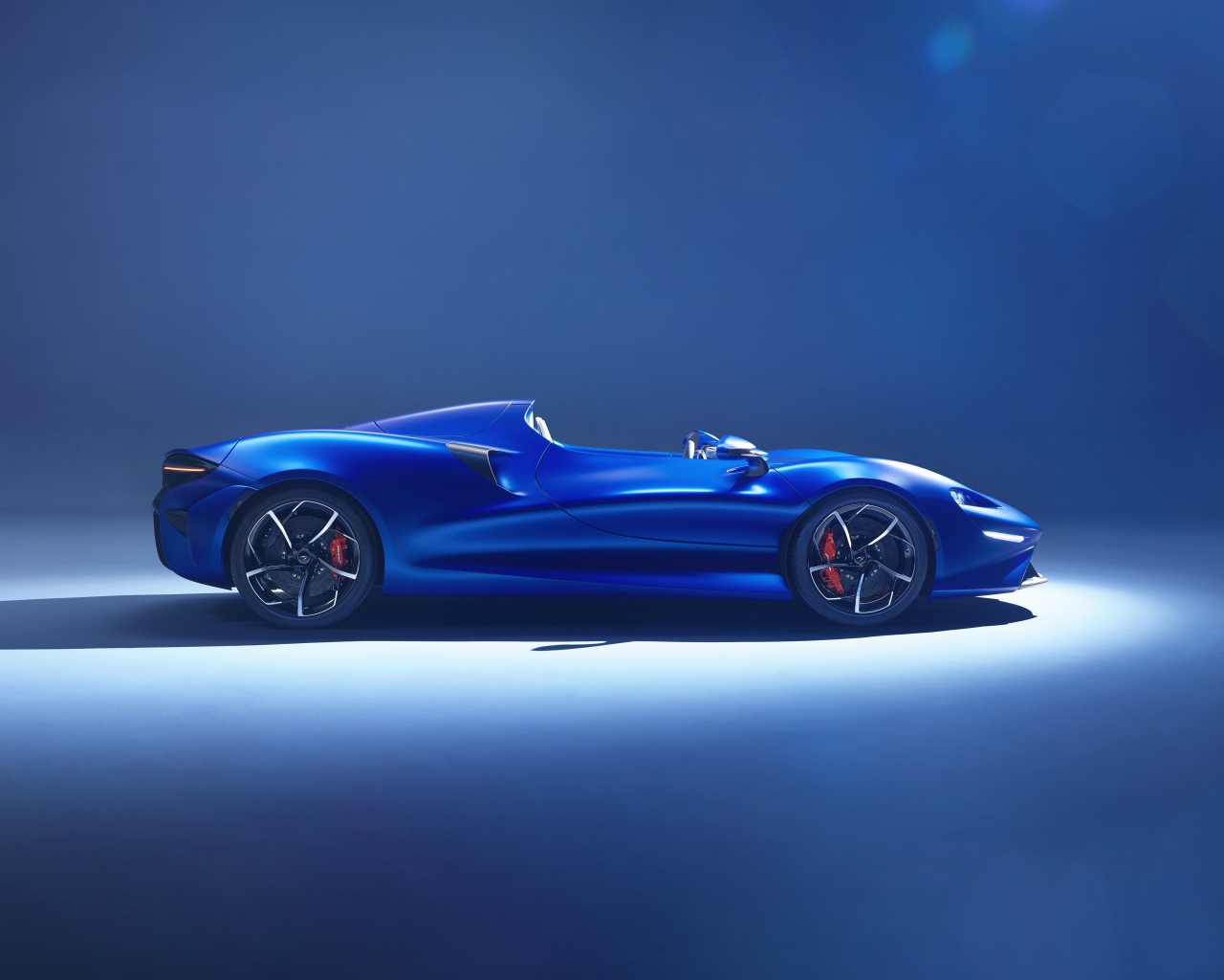 Спортивный автомобиль McLaren Elva 2020 года 