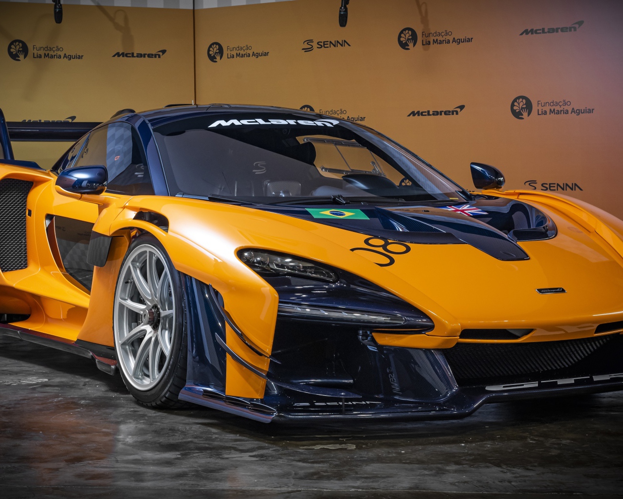 Оранжевый спортивный автомобиль McLaren GTR 2020 года 