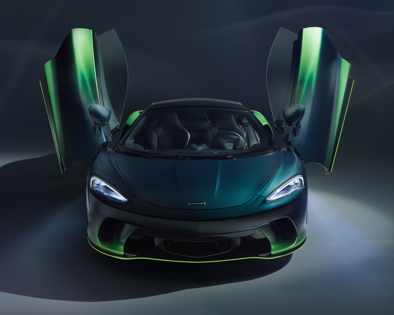 Автомобиль McLaren GT Verdant Theme By MSO 2020 года с открытыми дверями