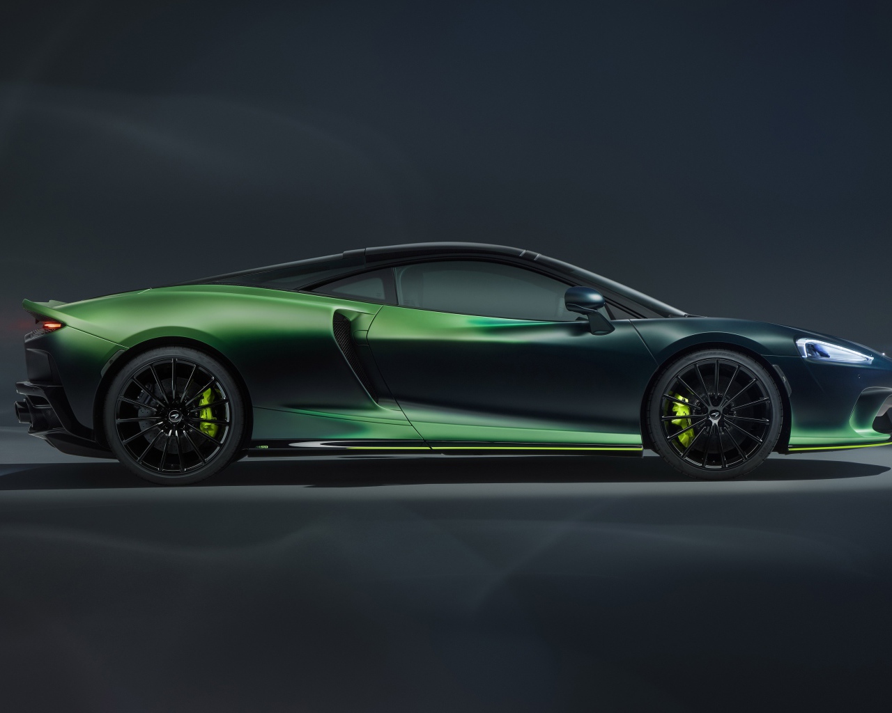 Автомобиль McLaren GT Verdant Theme By MSO 2020 года вид сбоку