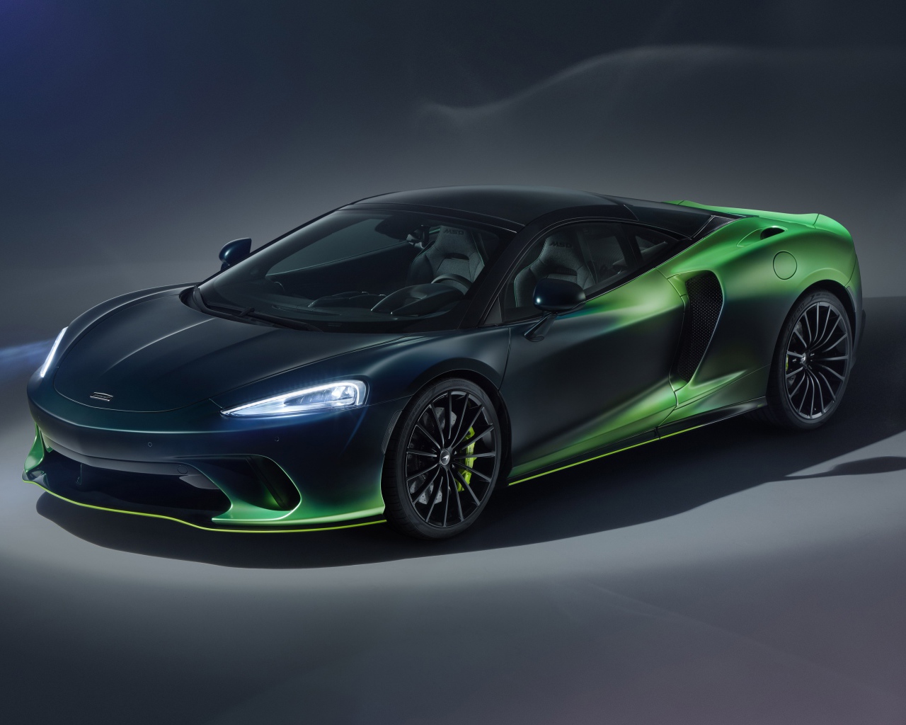 Автомобиль McLaren GT Verdant Theme By MSO 2020 года на сером фоне