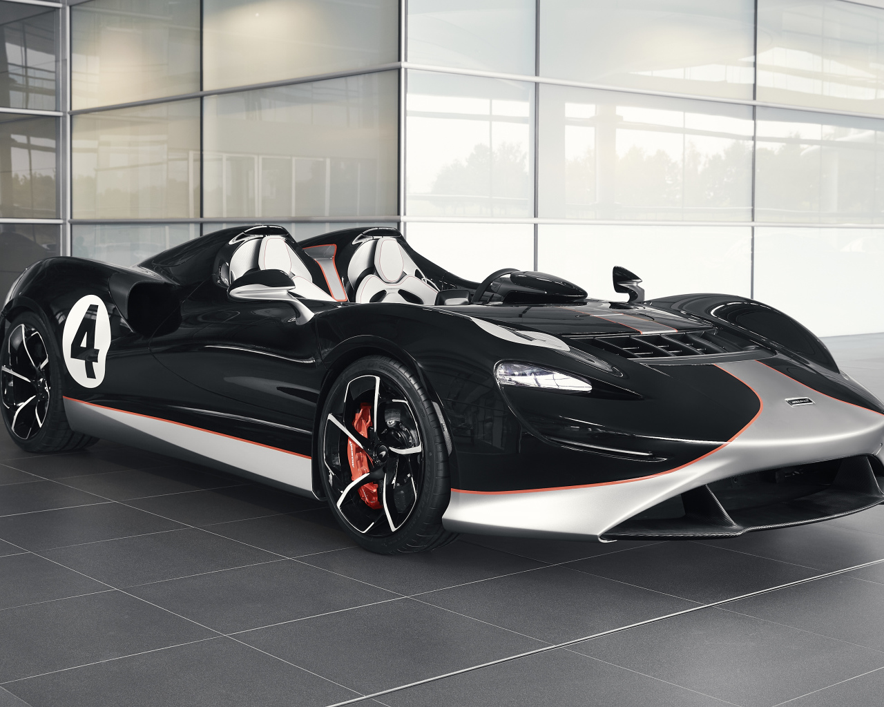 Гоночный автомобиль McLaren MSO Elva M1A Theme 2020 года