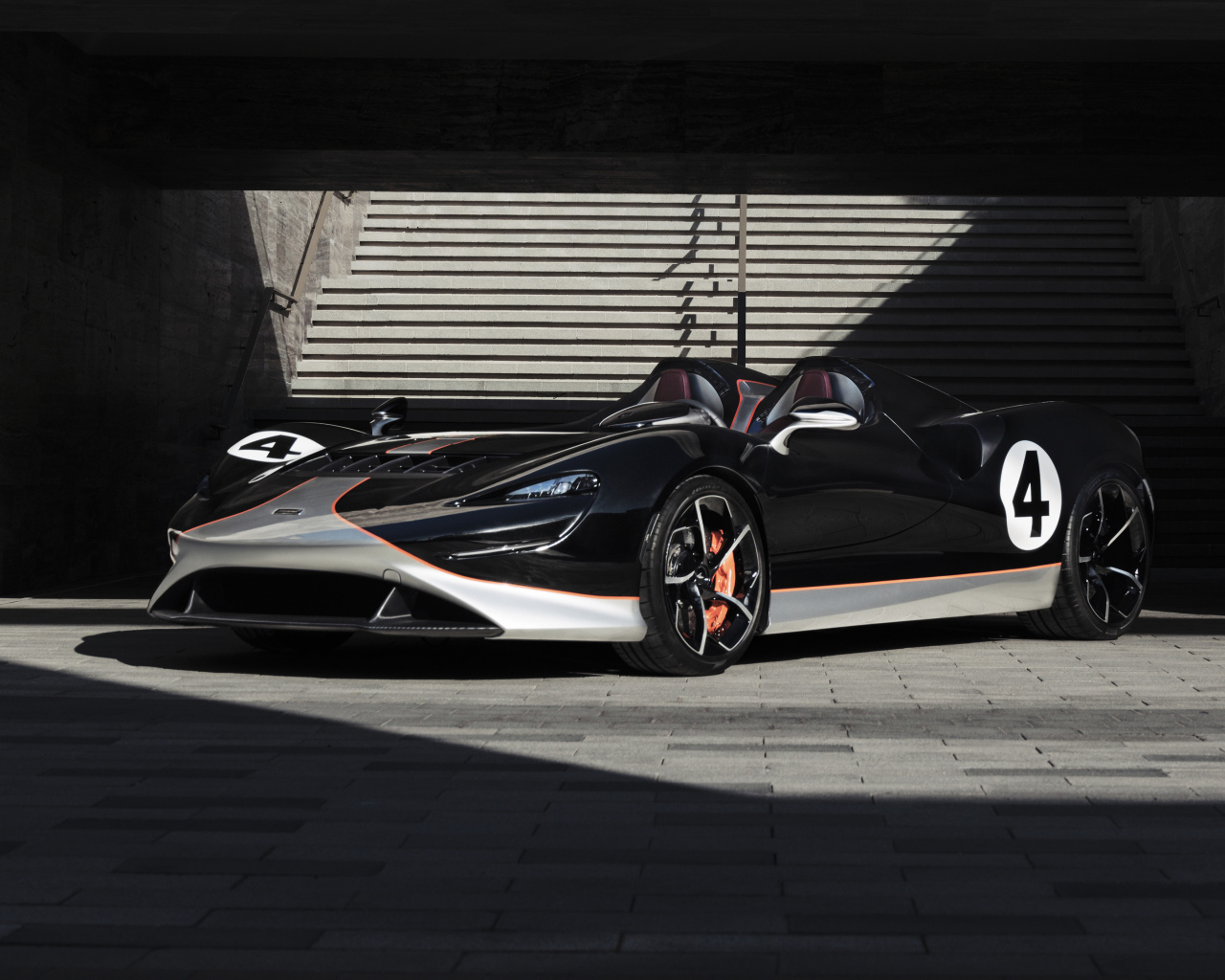 Спортивный McLaren MSO Elva M1A Theme 2020  года в лучах солнца