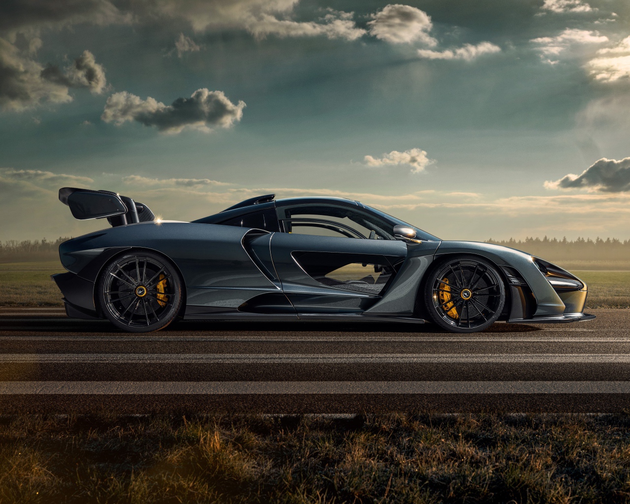 Автомобиль Novitec McLaren Senna 2020 года на фоне неба 